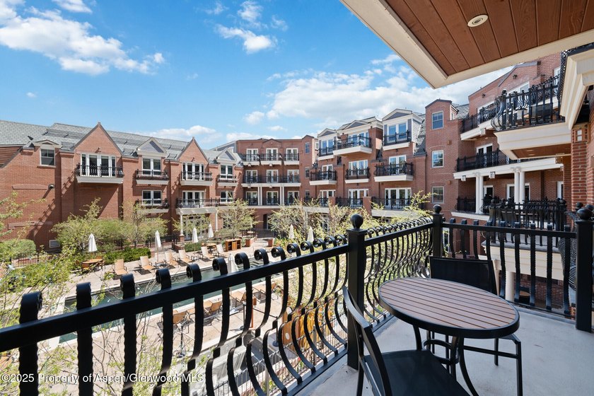 2024 renovations completed (including new decor, furniture - photo 10