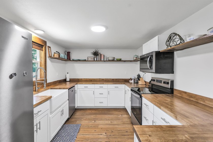 This completely remodeled 4 bedroom 2 bath, fully furnished home - photo 17