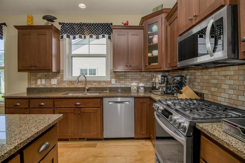 Single-level living with water views and a walk-out basement! - photo 7