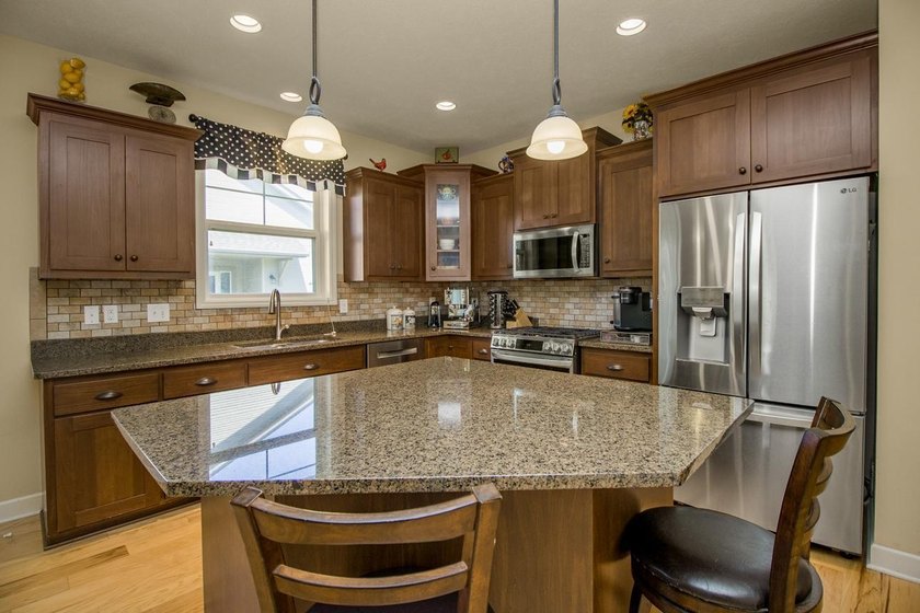 Single-level living with water views and a walk-out basement! - photo 9