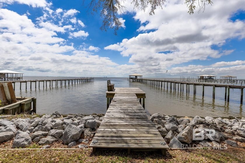 ENJOY BEAUTIFUL SUNSETS AND BAYFRONT LIVING EVERYDAY. This - photo 4