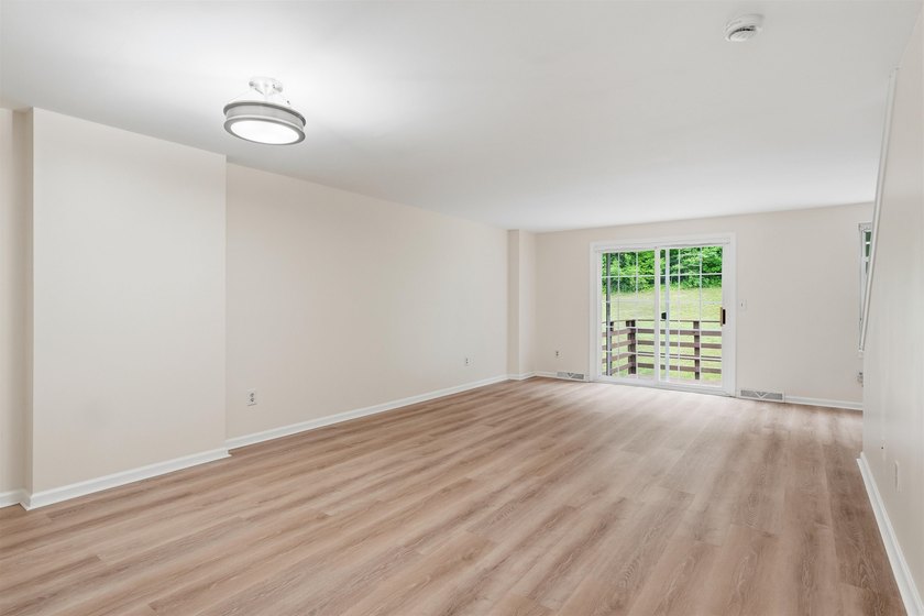 This move-in-ready Colchester Village condo offers fresh paint - photo 12