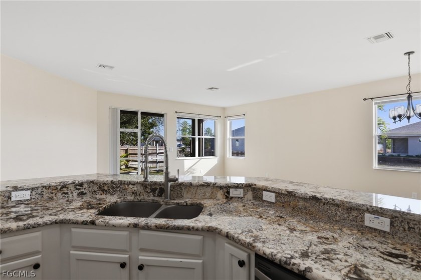 APPROVED SHORT SALE! Spacious and move in ready! This - photo 16