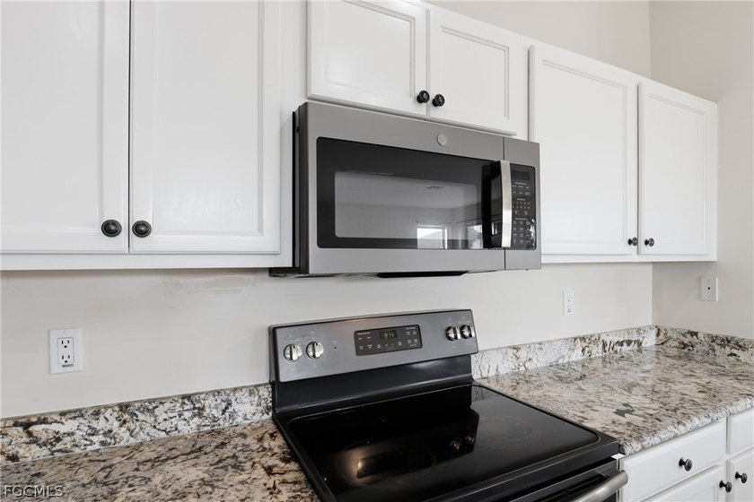 APPROVED SHORT SALE! Spacious and move in ready! This - photo 18