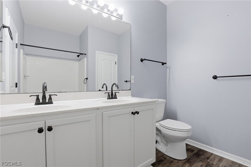 APPROVED SHORT SALE! Spacious and move in ready! This - photo 22