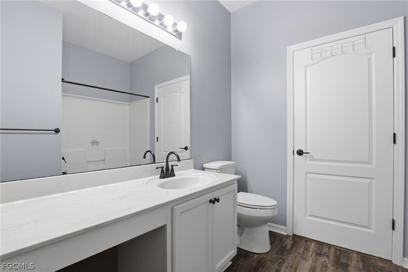 APPROVED SHORT SALE! Spacious and move in ready! This - photo 27