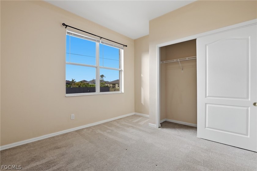 APPROVED SHORT SALE! Spacious and move in ready! This - photo 31
