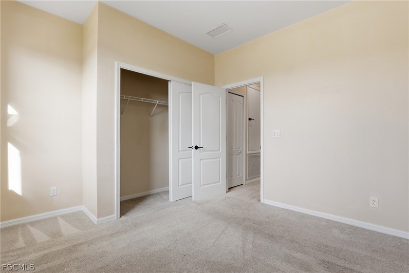 APPROVED SHORT SALE! Spacious and move in ready! This - photo 32