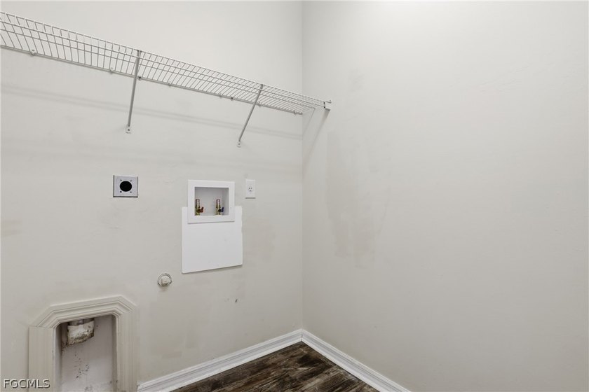 APPROVED SHORT SALE! Spacious and move in ready! This - photo 33