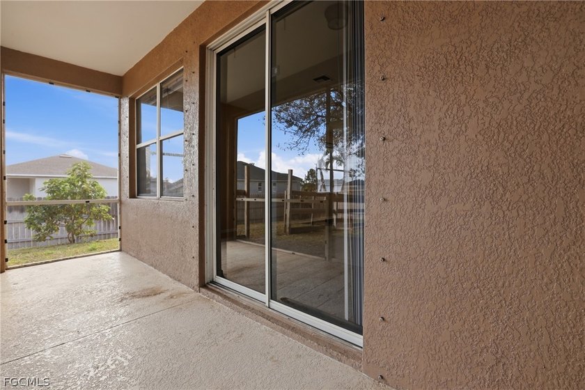 APPROVED SHORT SALE! Spacious and move in ready! This - photo 36