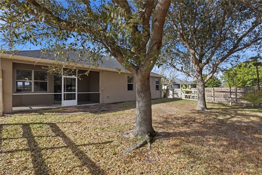 APPROVED SHORT SALE! Spacious and move in ready! This - photo 39
