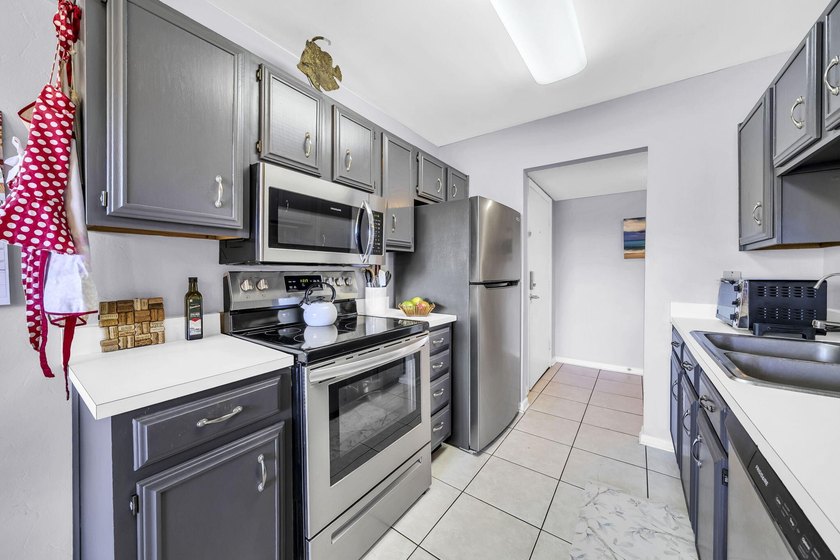 Beautifully updated 2-bedroom, 2-bath condo in the highly - photo 5
