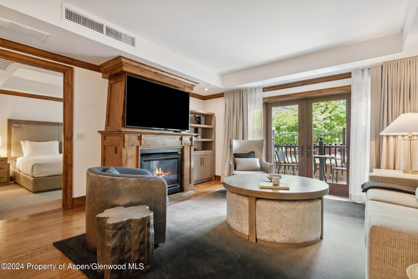 2024 renovations completed (including new decor, furniture - photo 2