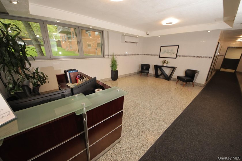 Spacious unit with views from terrace towards Pelham. Master - photo 2