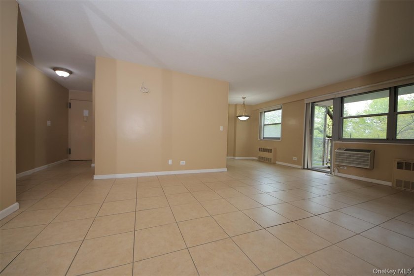 Spacious unit with views from terrace towards Pelham. Master - photo 4
