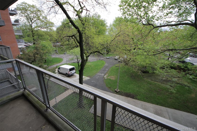 Spacious unit with views from terrace towards Pelham. Master - photo 6