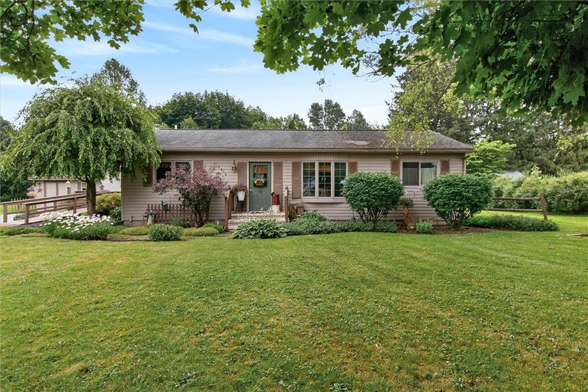 Country Roads Take Me Home! Welcome home to this charming 1,170 - photo 2