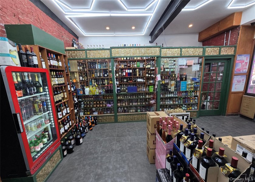 Turnkey liquor and wine store located on a high-traffic - photo 3
