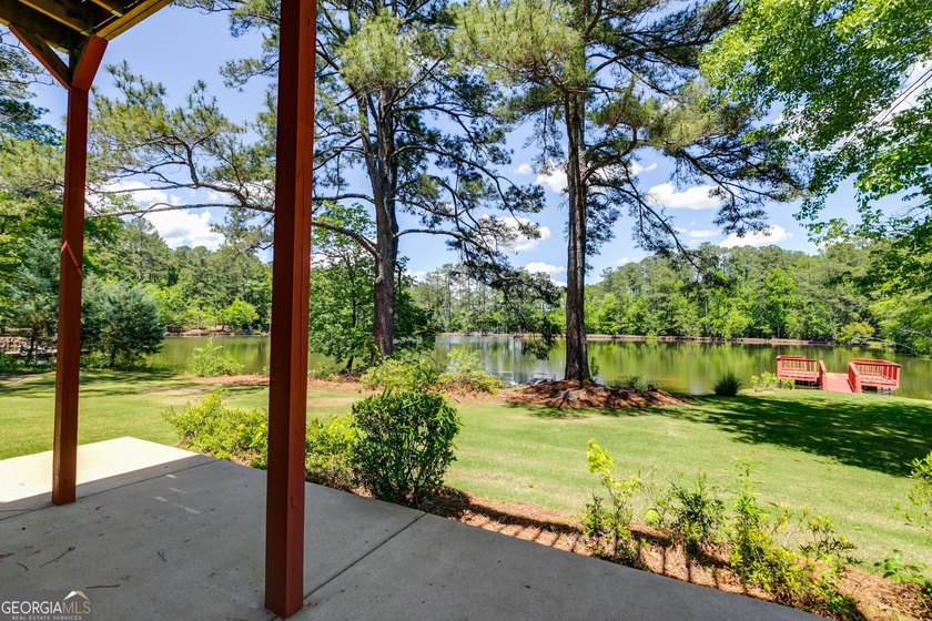 Private Waterside Retreat on Nearly 3 Acres Minutes from Major - photo 4