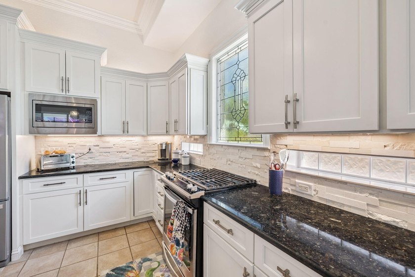 Fully renovated, turnkey beach home in the highly sought-after - photo 4