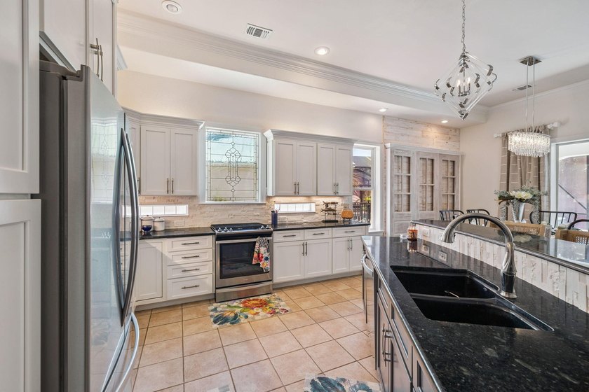 Fully renovated, turnkey beach home in the highly sought-after - photo 5