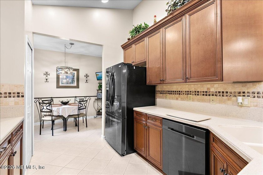 Welcome to this impeccably maintained, beautifully upgraded home - photo 11