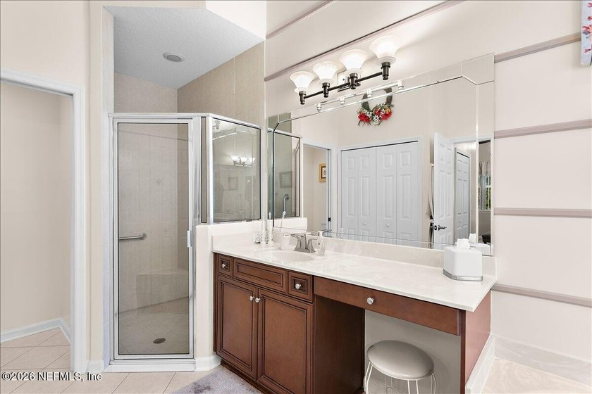 Welcome to this impeccably maintained, beautifully upgraded home - photo 14