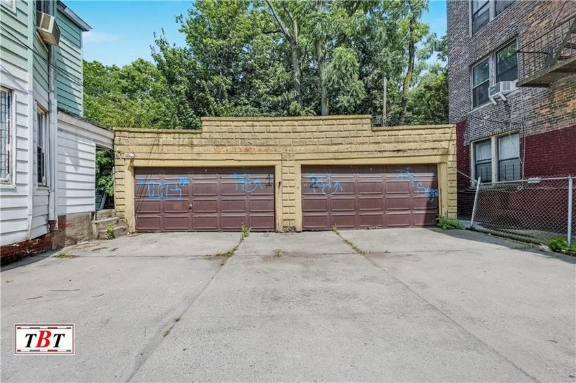 A rare, detached two-family triplex with incredible potential - photo 33