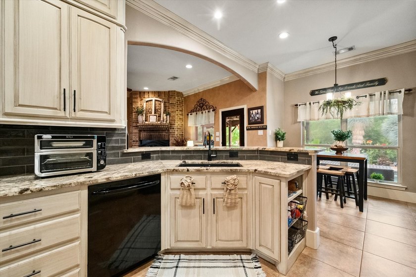Welcome to your dream home! This beautifully maintained 4 - photo 12
