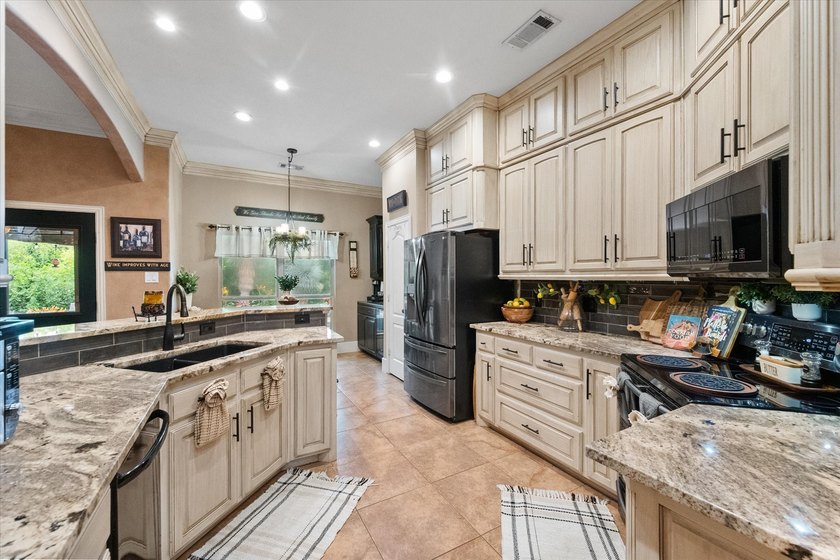 Welcome to your dream home! This beautifully maintained 4 - photo 14