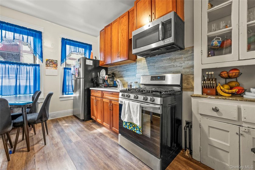Well maintented 5,712 sqft big six family at the center of - photo 2