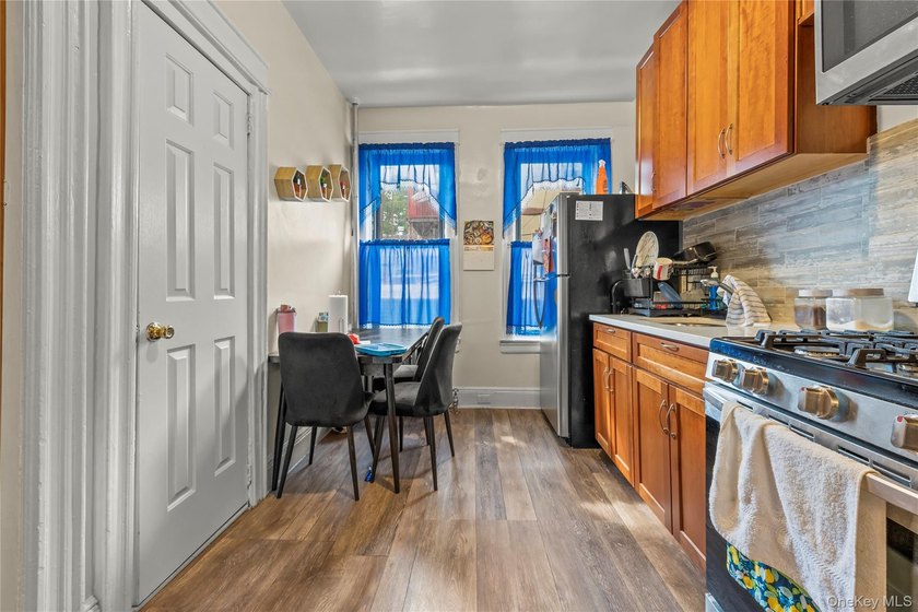 Well maintented 5,712 sqft big six family at the center of - photo 3