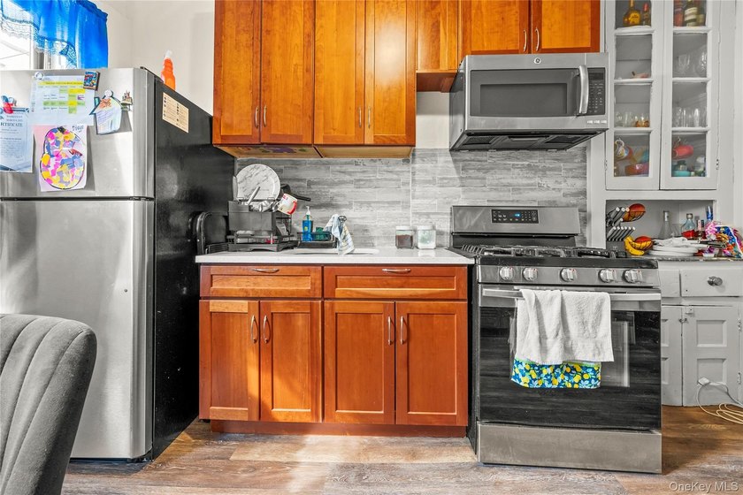 Well maintented 5,712 sqft big six family at the center of - photo 4