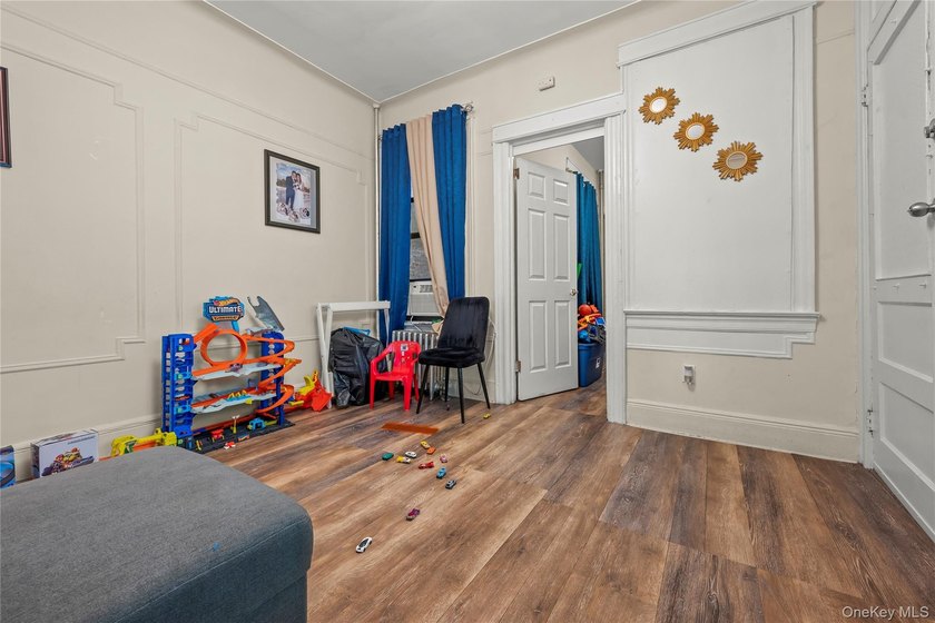 Well maintented 5,712 sqft big six family at the center of - photo 9