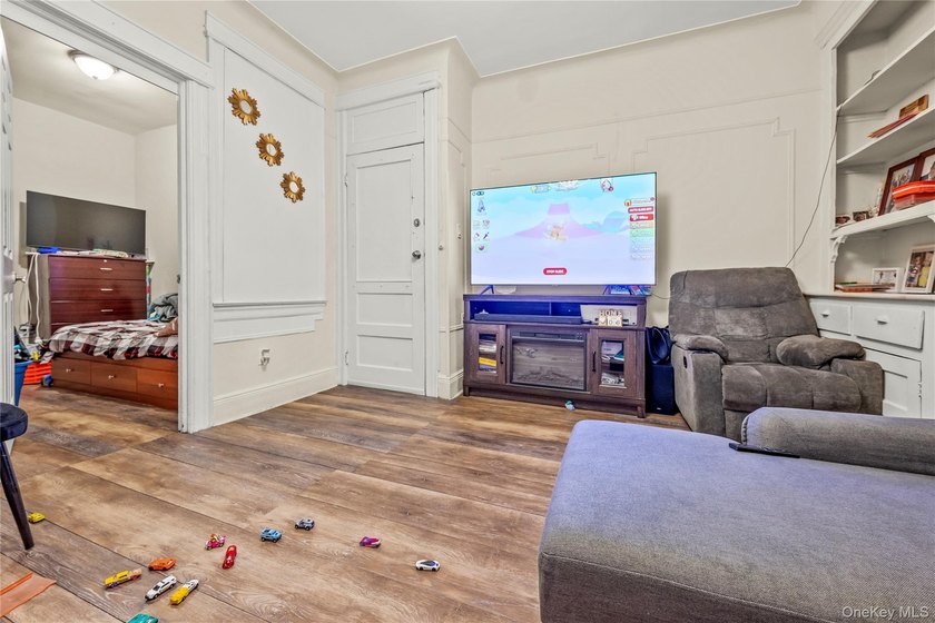 Well maintented 5,712 sqft big six family at the center of - photo 10