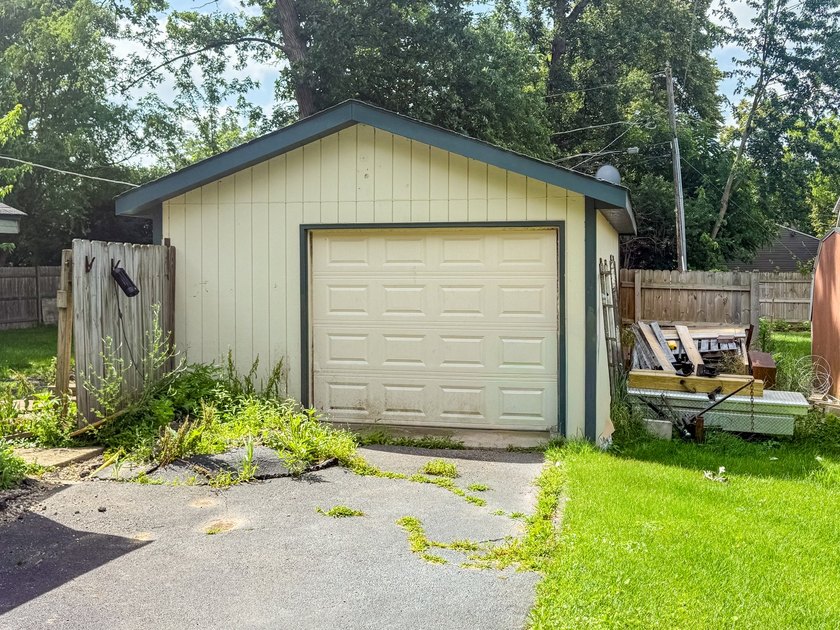 Attention, rehabbers, flippers and builders. The house will need - photo 2