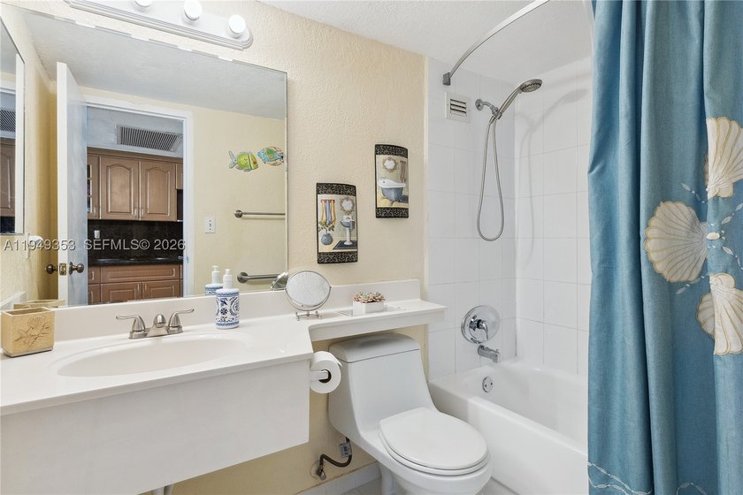 Cozy Studio in Sunny Isles Beach with ***UNABSTRACTED PANORAMIC - photo 11