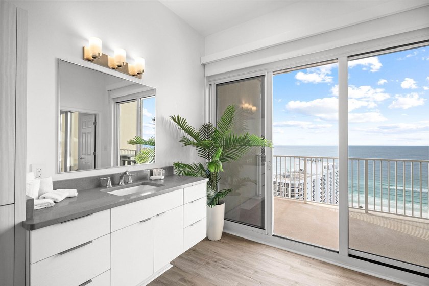 This stunning 4B/4B Penthouse Condo with breathtaking, panoramic - photo 11