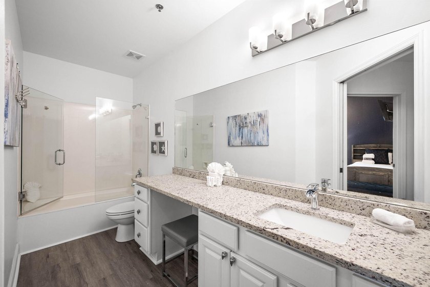 This stunning 4B/4B Penthouse Condo with breathtaking, panoramic - photo 23
