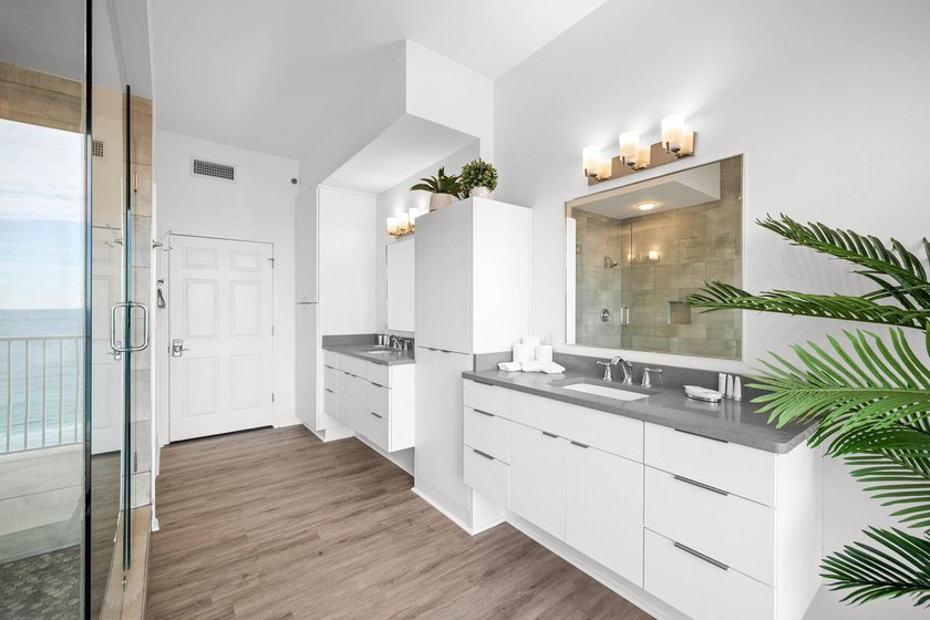 This stunning 4B/4B Penthouse Condo with breathtaking, panoramic - photo 29