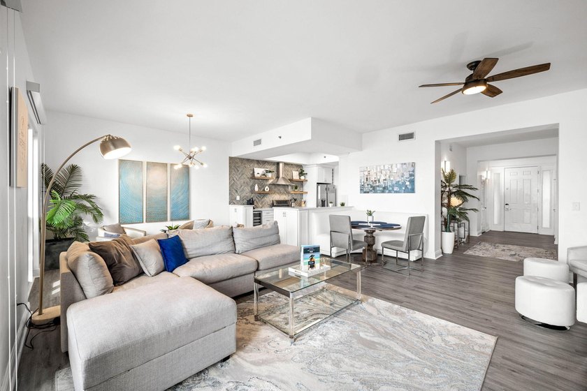 This stunning 4B/4B Penthouse Condo with breathtaking, panoramic - photo 39