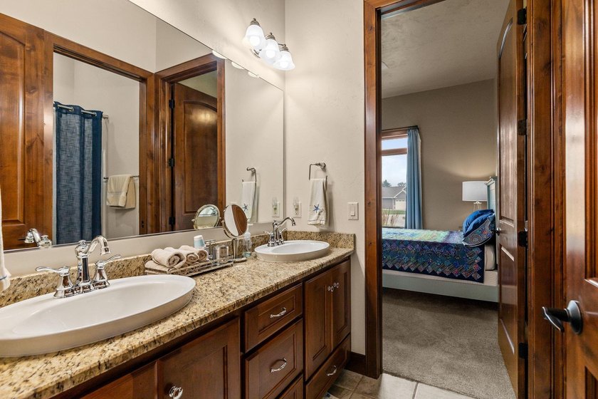 Custom Ranch home in West Neenah. Nearly half an acre of - photo 41
