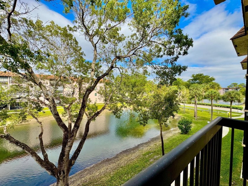 Beautifully Updated &amp; Move-In Ready! Welcome to this spacious - photo 21