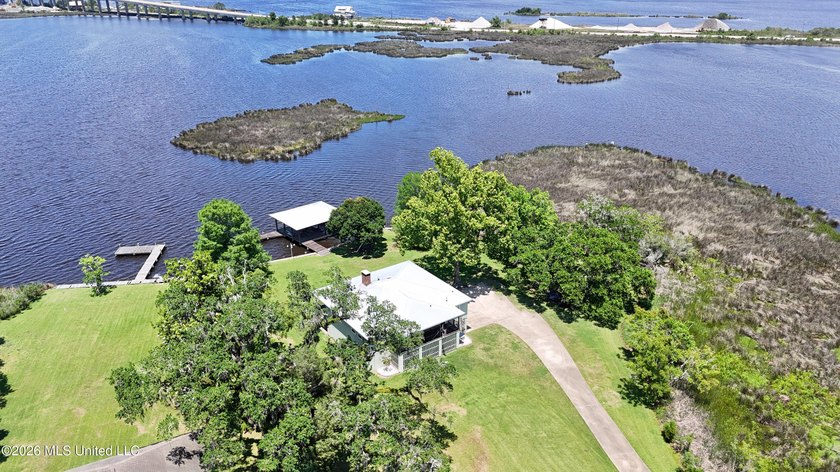 Beautiful Deep Waterfront home with a large pier and covered - photo 34