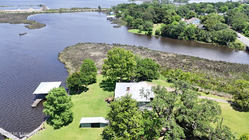 Beautiful Deep Waterfront home with a large pier and covered - photo 35
