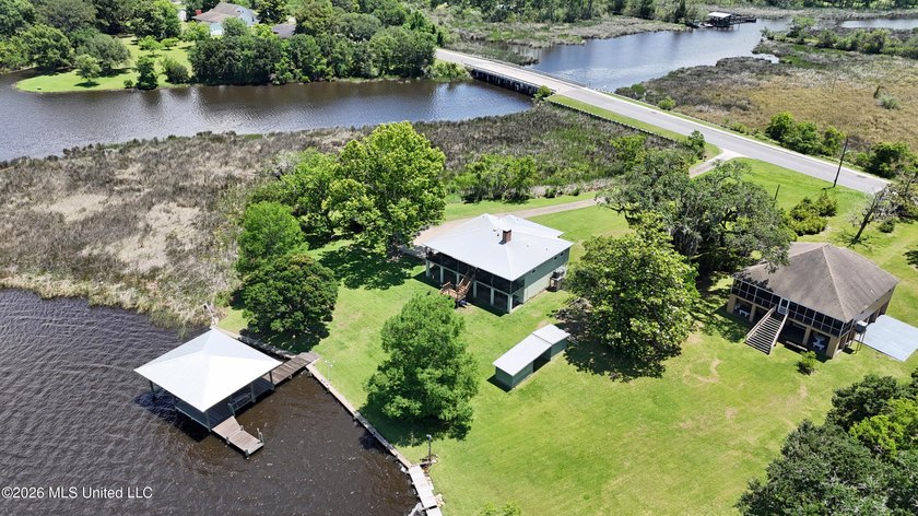 Beautiful Deep Waterfront home with a large pier and covered - photo 36