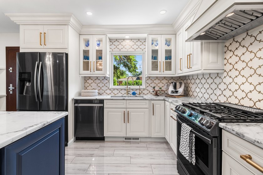 Welcome to this beautiful, expanded brick split level home in - photo 7
