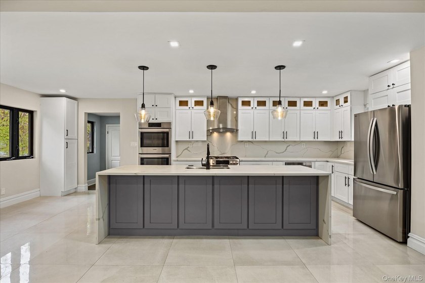 Welcome to this beautifully renovated GEM, This sun-drenched - photo 12