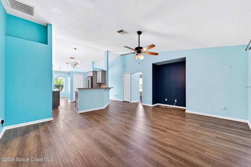 Welcome home to this well-maintained 3bed/2bath split-bedroom - photo 17