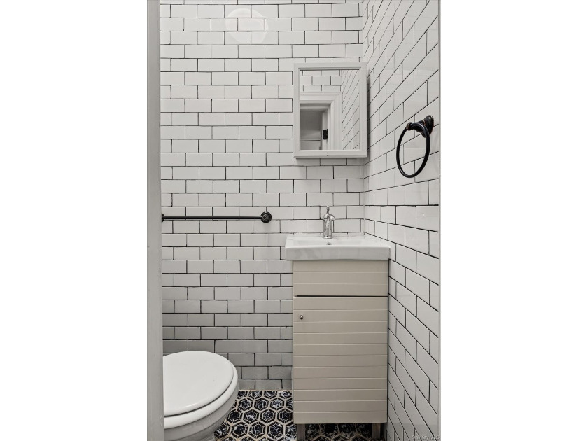 Welcome to this beautifully renovated GEM, This sun-drenched - photo 19